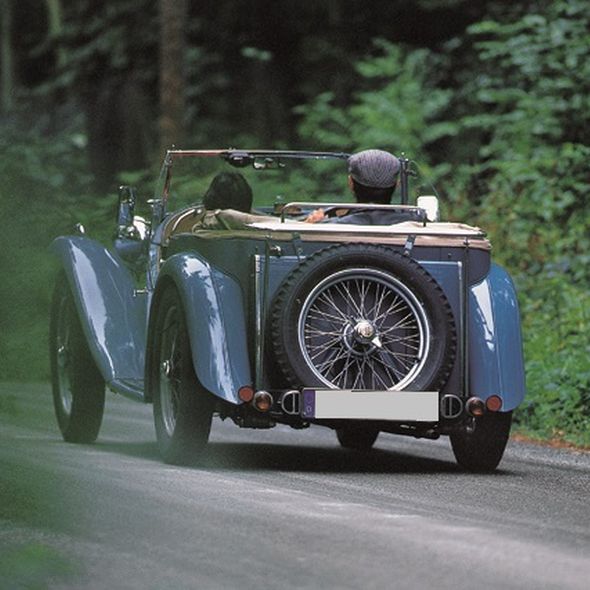 Durch den Herbst mit dem Oldtimer